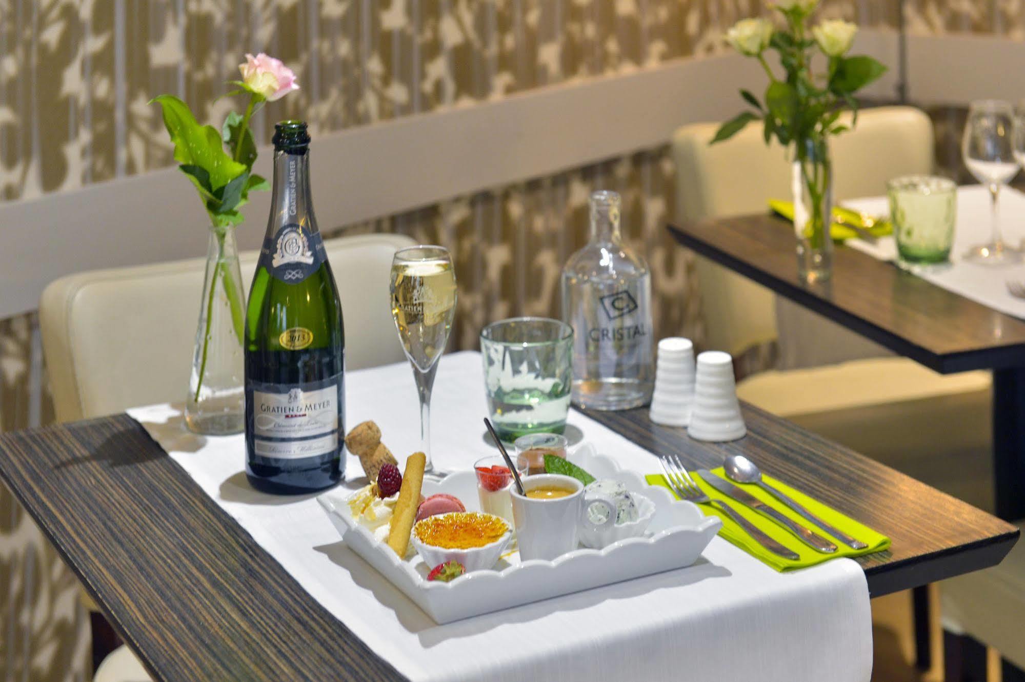 Cristal Hotel Restaurant - Logis Hotels โซมูร์ ภายนอก รูปภาพ