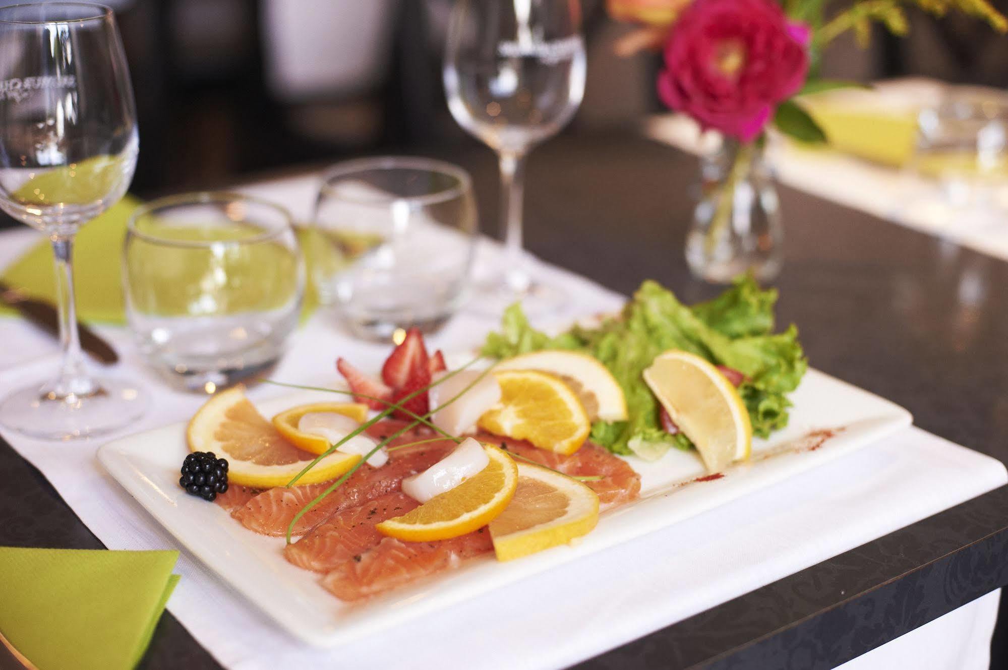 Cristal Hotel Restaurant - Logis Hotels โซมูร์ ภายนอก รูปภาพ